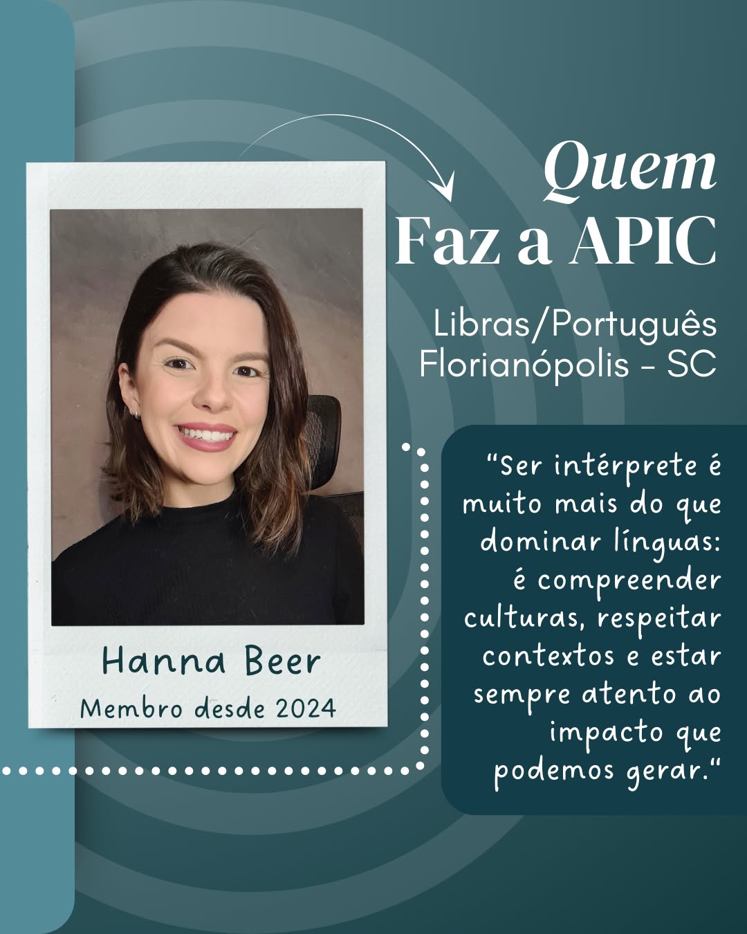Desde pequena, Hanna Beer esteve cercada por diferentes línguas e culturas. Passou parte da infância em Londres e cresceu filha de uma professora e tradutora, o que moldou sua relação com a comunicação. Na adolescência, começou a aprender Libras e a se envolver com a comunidade surda, dando início à sua trajetória como intérprete.
Para Hanna, a melhor parte de interpretar é ser ponte: construir acessos, promover encontros e permitir que ideias circulem entre diferentes comunidades linguísticas e culturais. É uma profissão que, segundo ela, transforma realidades e amplia também o mundo de quem interpreta.
“Vejo um futuro em que a interpretação, principalmente de línguas de sinais, será cada vez mais reconhecida como essencial para garantir direitos linguísticos, humanos e fundamentais. Espero que a competência técnica e ética dos intérpretes seja cada vez mais valorizada, mesmo com a mediação tecnológica, mantendo a presença humana no centro das relações.”
Hanna destaca a importância de cultivar ética, empatia e a vontade constante de aprender. Para ela, ser intérprete vai além de dominar línguas: é compreender culturas, respeitar contextos e estar sempre atenta ao impacto que pode gerar.
@ahannabeer