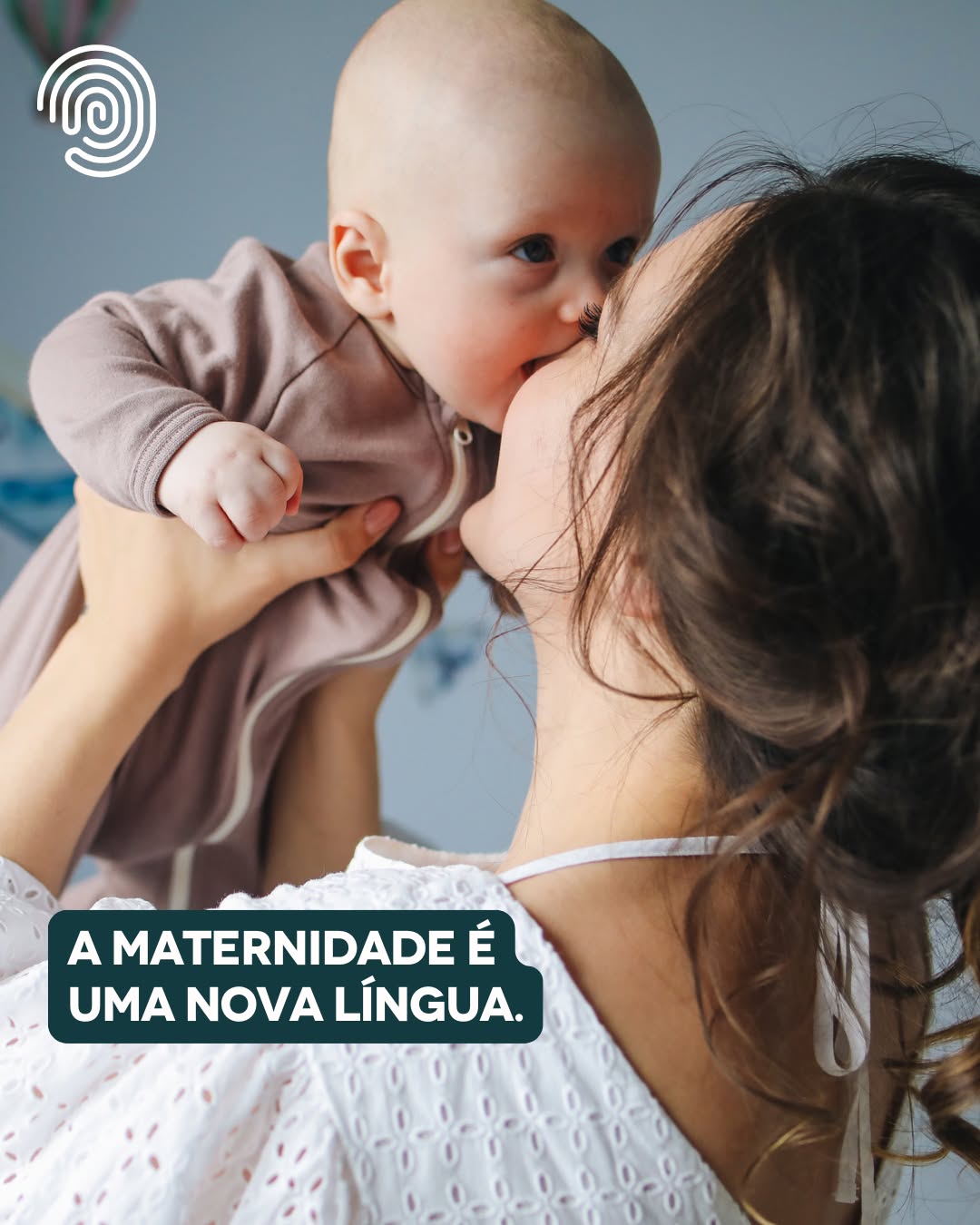 Uma língua feita de olhares que dizem “tá tudo bem”, de silêncios que acalmam,
de entonações que embalam e de sinais que só quem ama decifra.
Mães são intérpretes natas. Traduzem o choro em necessidade, o gesto em desejo, o suspiro em cansaço — com uma fluência que nasce do afeto.
Elas escutam com o coração, sentem antes de falar e traduzem muito além das palavras.
Neste Dia das Mães, nossa homenagem vai para todas aquelas que aprenderam — e ensinaram — uma linguagem própria, feita de cuidado, escuta, paciência e presença.
Porque ser mãe também é interpretar o mundo de outro jeito.
Feliz Dia das Mães