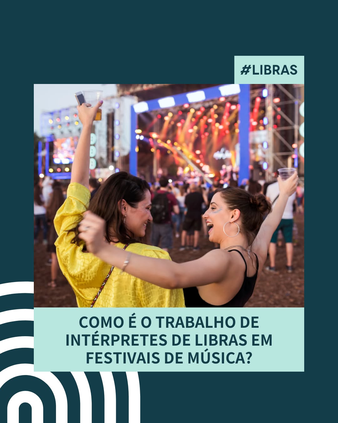 🎶✨ Como é o trabalho de intérpretes de Libras em festivais de música?
Mais do que traduzir, é interpretar artisticamente
Os intérpretes não apenas sinalizam as palavras da música — eles traduzem a emoção, o ritmo, a energia e até os instrumentos em sinais, expressões faciais e movimentos corporais. É uma performance em si!
Preparo intenso
Eles estudam as músicas com antecedência, analisam letra por letra, pesquisam gírias, metáforas e o contexto cultural da canção. Muitas vezes, adaptam expressões para que o sentido seja claro e fiel à experiência da comunidade surda.
Trabalho em equipe
Costumam atuar em duplas ou trios, revezando para manter a qualidade da interpretação ao longo de longos shows e line-ups. Enquanto um interpreta, outro apoia visualmente ou se prepara para o próximo trecho.
Interação com o público
Ficam em locais visíveis próximos ao palco, e alguns festivais projetam os intérpretes em telões para garantir melhor acesso. É uma forma de inclusão real: a música se torna de fato para todos.
Impacto emocional
Para muitos surdos, é a primeira vez que sentem a música de forma acessível e profunda, conectando-se realmente com o evento.
Clarissa Guerreta é professora do departamento de Letras da UFRJ (Universidade Federal do Rio de Janeiro), surda, falante de Libras e especialista em interpretação. Ela conversou com gshow sobre o papel dos intérpretes de Libras em festivais de música e os desafios dessa atuação: “É essencial reconhecer que as pessoas surdas fazem parte do Brasil e têm o direito de participar ativamente de sua cultura.” Mas, apesar do aumento no número de intérpretes desde então, Clarissa observa uma queda na qualidade das interpretações: "Muitas empresas, ao escolherem os intérpretes, priorizam o custo mais baixo, sem considerar a qualidade do trabalho dos profissionais contratados. Isso resulta em uma contratação baseada apenas na disponibilidade de intérpretes, sem a devida preocupação com sua formação e experiência. Esse processo afeta negativamente os intérpretes mais experientes, que, muitas vezes, são preteridos em favor de opções mais baratas."
Para conferir a matéria completa, acesse o gshow: encurtador.com.br/t9kdK