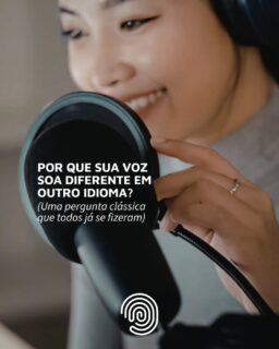 A mudança na voz quando trocamos de idioma é um dos fenômenos mais fascinantes da linguística. Para quem trabalha com interpretação, é uma realidade diária. Não é impressão sua: o tom, o timbre e até a "personalidade" da voz parecem se deslocar conforme mudamos a chave do cérebro entre uma língua e outra.

Isso acontece por uma combinação de fatores físicos e psicológicos que vão muito além da tradução de palavras.

A anatomia da fonética

Cada língua ocupa um "lugar" diferente na boca. O português, por exemplo, é uma língua muito nasal e rica em vogais abertas. Já o inglês exige uma tensão diferente na língua e um fluxo de ar muito mais aspirado. Quando mudamos de idioma, alteramos a musculatura facial e a posição da laringe. É quase como trocar a embocadura de um instrumento musical: o instrumento é o mesmo, mas a caixa de ressonância muda, o que altera o timbre natural da voz.

A máscara da personalidade

Falar outra língua é, de certa forma, assumir outra identidade cultural. De forma inconsciente, mimetizamos os gestos e a postura dos falantes nativos daquele idioma. Se você associa o francês a algo mais suave e contido, sua voz refletirá essa postura. Se o inglês soa para você como algo mais direto e vibrante, seu corpo se projeta de outra forma.

Para o intérprete, entender essa mudança é fundamental. Na cabine, nós não apenas traduzimos o sentido; precisamos "emprestar" nossa voz ao orador para ser fiéis ao seu estilo. Saber que nossa voz muda ajuda a ter mais controle sobre essa ferramenta, garantindo que a entrega seja precisa nas palavras e natural na sonoridade.