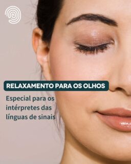 A interpretação das línguas de sinais é uma profissão que exige um alto nível de concentração visual. Os intérpretes e o público surdo dependem integralmente da visão para captar os sinais, processar a informação e traduzi-la para a língua oral ou escrita, e vice-versa. Essa dependência constante pode levar à fadiga visual e a outros problemas de saúde relacionados aos olhos.

A interpretação exige uma atenção constante aos sinais, à expressão facial e aos movimentos do corpo do interlocutor. Essa concentração visual prolongada pode causar fadiga ocular.

Dicas para relaxamento dos olhos:

Esfregue uma mão na outra por 10 a 15 segundos para aquecê-las e então as coloque sobre os olhos gentilmente para criar um espaço escuro. Feche seus olhos, respire profundamente algumas vezes e relaxe.

Alongamento: Mova lentamente seus olhos da direita para a esquerda sem mover a cabeça. Repita 5 vezes. Mova lentamente seus olhos de cima para baixo. Faça os movimentos gentilmente, lembre-se de respirar profundamente e relaxar. Repita 5 vezes.

Lentamente mova seus olhos de forma circular no sentido horário. Faça 3 vezes. Não mova a cabeça. Feche os olhos, relaxe, respire profundamente, e agora gire os olhos no sentido anti-horário por, também, 3 vezes.

Estique o braço e mantenha seu polegar para cima. Foque na ponta do seu polegar e, lentamente, mova seu polegar em direção ao nariz. Pare, respire e então estique o braço lentamente seguindo seu polegar com os olhos. Faça esse exercício por 5 vezes.

Sempre que puder, escolha um lugar distante, preferencialmente um ponto no horizonte através da janela, relaxe os olhos e o rosto. Respire fundo e então escolha outro ponto distante. Faça por 5 vezes.

Colírio: Use lágrimas artificiais para aliviar o ressecamento e a irritação.

Consulte um oftalmologista: Se você sentir cansaço ou desconforto ocular persistente, consulte um oftalmologista para uma avaliação profissional.

Ao incorporar essas dicas à sua rotina diária, você pode reduzir significativamente a fadiga ocular e manter uma visão saudável.

#Libras #LínguaDeSinais #IntérpreteDeLínguaDeSinais