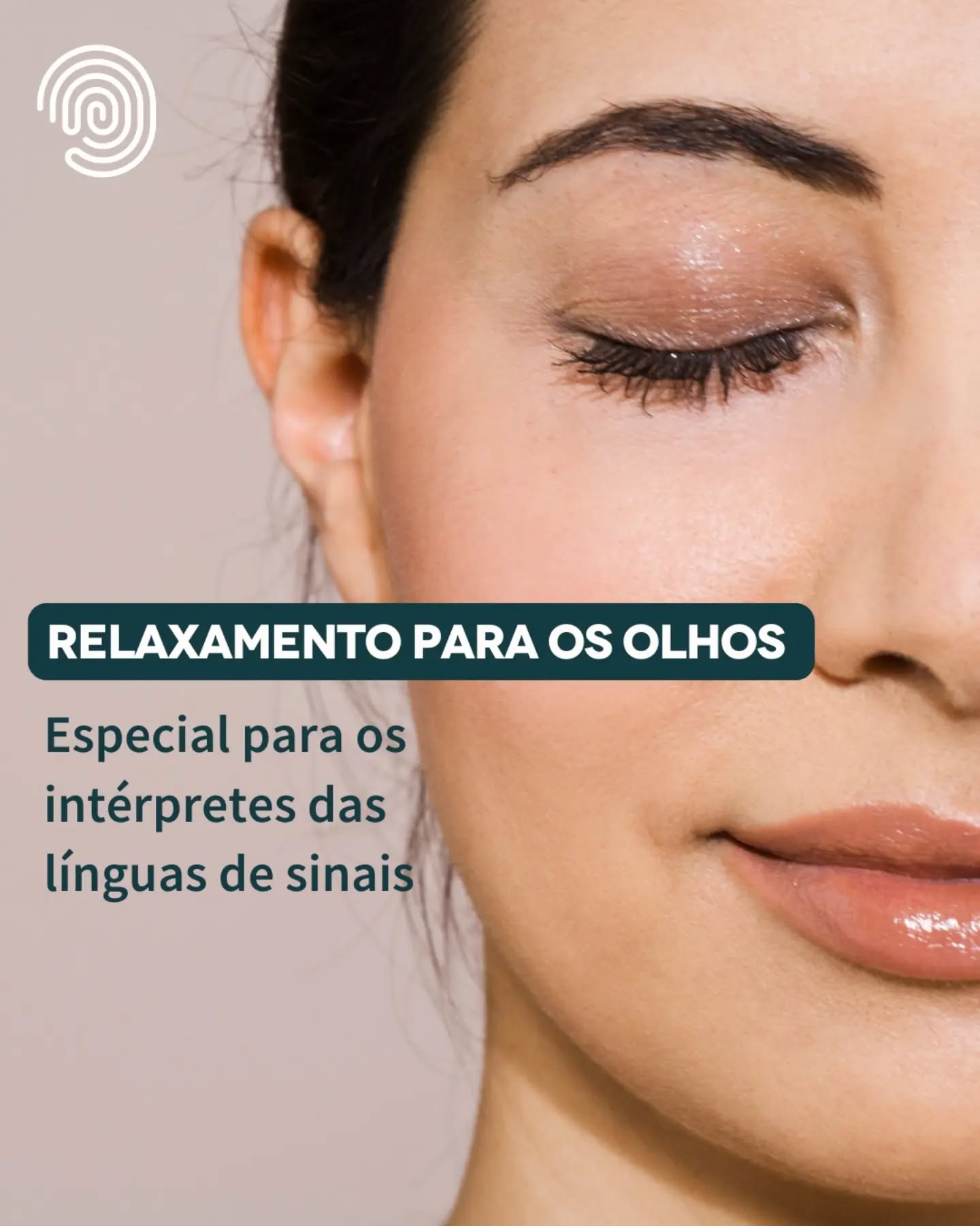 A interpretação das línguas de sinais é uma profissão que exige um alto nível de concentração visual. Os intérpretes e o público surdo dependem integralmente da visão para captar os sinais, processar a informação e traduzi-la para a língua oral ou escrita, e vice-versa. Essa dependência constante pode levar à fadiga visual e a outros problemas de saúde relacionados aos olhos.

A interpretação exige uma atenção constante aos sinais, à expressão facial e aos movimentos do corpo do interlocutor. Essa concentração visual prolongada pode causar fadiga ocular.

Dicas para relaxamento dos olhos:

Esfregue uma mão na outra por 10 a 15 segundos para aquecê-las e então as coloque sobre os olhos gentilmente para criar um espaço escuro. Feche seus olhos, respire profundamente algumas vezes e relaxe.

Alongamento: Mova lentamente seus olhos da direita para a esquerda sem mover a cabeça. Repita 5 vezes. Mova lentamente seus olhos de cima para baixo. Faça os movimentos gentilmente, lembre-se de respirar profundamente e relaxar. Repita 5 vezes.

Lentamente mova seus olhos de forma circular no sentido horário. Faça 3 vezes. Não mova a cabeça. Feche os olhos, relaxe, respire profundamente, e agora gire os olhos no sentido anti-horário por, também, 3 vezes.

Estique o braço e mantenha seu polegar para cima. Foque na ponta do seu polegar e, lentamente, mova seu polegar em direção ao nariz. Pare, respire e então estique o braço lentamente seguindo seu polegar com os olhos. Faça esse exercício por 5 vezes.

Sempre que puder, escolha um lugar distante, preferencialmente um ponto no horizonte através da janela, relaxe os olhos e o rosto. Respire fundo e então escolha outro ponto distante. Faça por 5 vezes.

Colírio: Use lágrimas artificiais para aliviar o ressecamento e a irritação.

Consulte um oftalmologista: Se você sentir cansaço ou desconforto ocular persistente, consulte um oftalmologista para uma avaliação profissional.

Ao incorporar essas dicas à sua rotina diária, você pode reduzir significativamente a fadiga ocular e manter uma visão saudável.

#Libras #LínguaDeSinais #IntérpreteDeLínguaDeSinais