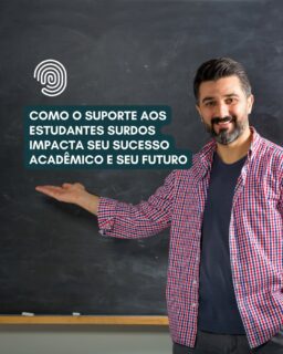 Acessibilidade Acadêmica: Como transformar o futuro do aluno surdo.

O início do ano é o momento ideal para as instituições de ensino revisarem suas práticas de inclusão. Quando o ambiente acadêmico é verdadeiramente acessível, estudantes surdos prosperam; sem isso, o engajamento e a confiança desaparecem. O sucesso depende de ajustes práticos e da mudança de postura do educador.

1. Conexão humana: não é necessário fluência imediata em Libras para acolher. Aprender sinais básicos de saudação e o alfabeto manual demonstra respeito e sinaliza para toda a turma que a inclusão é uma prioridade coletiva.

2. A parceria com o intérprete: o intérprete é um profissional especializado em mediação linguística, não um assistente pedagógico. Para uma comunicação eficaz:
Direcione o olhar ao aluno: Fale com o estudante, não com o intérprete.
Respeite o tempo: A interpretação simultânea exige segundos extras para processamento. Aguarde antes de prosseguir.

3. Planejamento visual e espacial: estudantes surdos dependem da visão para aprender. Pequenas mudanças físicas ajudam todos:
Organize a sala em semicírculo para garantir linhas de visão claras.
Garanta que o aluno veja, simultaneamente, o professor, o quadro e o intérprete.

4. Materiais didáticos estratégicos: o uso de tópicos, termos-chave e resumos visuais facilita a absorção do conteúdo. Vídeos devem possuir legendas por padrão, e materiais enviados antecipadamente para o intérprete e o aluno permitem que se preparem para o vocabulário técnico da aula.

5. Participação ativa: incentive o protagonismo do aluno. Convide-o para debates, dê tempo para respostas e valide a compreensão de forma privada e empática.
O compromisso com a acessibilidade vai além da sala de aula: ele gera melhores notas, autonomia e prepara o estudante para o mercado de trabalho. Proporcionar uma educação sem barreiras hoje é garantir as oportunidades de amanhã.

fonte: deafumbrella.com

#Libras #ComunidadeSurda #IntérpreteDeLibras