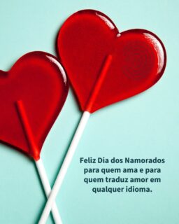 Namore alguém que te olhe como um intérprete olha para um orador com ritmo pausado e dicção perfeita. Brincadeiras à parte, namorar um intérprete é conviver com:

🎧 headsets pela casa
📚 mil abas abertas
📝 glossários misteriosos
😵‍💫 surtos com sotaques
☕ níveis industriais de café

Mas também é admirar alguém que dedica a vida a conectar pessoas, culturas e histórias.

E também um brinde a todos os parceiros e parceiras que entendem que, às vezes, nosso "jantar romântico" é um sanduíche rápido entre uma palestra e outra. Vocês são os nossos melhores ouvintes! 

#APIC #DiaDosNamorados