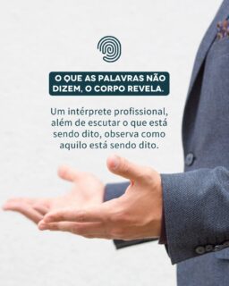 Você já sentiu que uma tradução soou "fria" ou fora de sintonia com o momento? Isso acontece quando o intérprete foca apenas no dicionário e ignora a linguagem corporal. Interpretar vai muito além das palavras.
Um intérprete profissional não escuta apenas o que está sendo dito, ele observa como aquilo está sendo dito.
Postura, expressões faciais, pausas, ritmo, olhar, hesitações e gestos fazem parte da mensagem. Muitas vezes, é justamente a linguagem corporal que revela nuances que as palavras sozinhas não conseguem transmitir.
Uma frase pode soar como dúvida, ironia, entusiasmo, cautela ou urgência dependendo da intenção de quem fala. E captar essa intenção é essencial para que a interpretação seja realmente precisa.
Por isso, intérpretes de línguas desenvolvem uma leitura extremamente apurada da comunicação humana. Em negociações, discursos, eventos diplomáticos e reuniões estratégicas, essa sensibilidade faz toda a diferença. Interpretar é captar a intenção. Quando o especialista internacional gesticula com energia, nossa voz precisa carregar essa mesma vibração. Sem essa leitura visual, a tradução perde a alma. Interpretar é captar a intenção. Quando o especialista internacional gesticula com energia, nossa voz precisa carregar essa mesma vibração. Sem essa leitura visual, a tradução perde a alma.
Por esse motivo, a visibilidade clara do palestrante é um requisito técnico indispensável, permitindo que o profissional antecipe pausas e conclusões, transformando a interpretação em um exercício de empatia multissensorial que humaniza a comunicação global.
Porque comunicação eficaz não acontece apenas nas palavras. Ela acontece também nos silêncios, nos gestos e nas entrelinhas.
#InterpretarÉHumano #InterpretaçãoSimultânea #ComunicaçãoGlobal #LinguagemCorporal