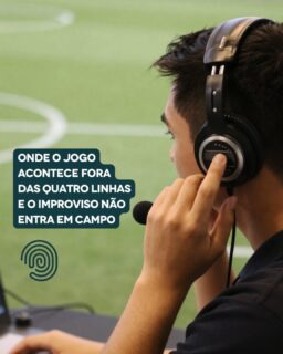 A Copa do Mundo é um dos maiores encontros internacionais do planeta. Em poucas semanas, reúne seleções, jornalistas, patrocinadores, dirigentes, autoridades, torcedores e profissionais de dezenas de países, todos falando idiomas diferentes e trazendo consigo culturas, hábitos e formas de comunicação distintas.

Quando pensamos na Copa, normalmente lembramos dos jogos, dos gols e das grandes estrelas em campo. Mas existe uma enorme estrutura funcionando nos bastidores para que toda essa engrenagem internacional opere sem ruídos. E é aí que entram os intérpretes de conferência.

Coletivas de imprensa, reuniões entre federações, encontros diplomáticos, negociações comerciais, eventos corporativos de patrocinadores e inúmeras outras atividades dependem de uma comunicação precisa para acontecer. É preciso compreender intenções, contexto, nuances culturais e garantir que a mensagem chegue ao outro lado exatamente como foi concebida.

Imagine, por exemplo, uma entrevista coletiva após uma partida decisiva. Um treinador faz uma análise técnica do jogo, usa expressões típicas do seu idioma, faz referências culturais e até utiliza humor para aliviar a tensão do momento. Uma tradução literal dificilmente conseguiria transmitir tudo isso ao público internacional. O papel do intérprete é justamente preservar o sentido da mensagem, o tom da fala e a intenção do entrevistado para que jornalistas do mundo inteiro recebam a mesma informação.

O mesmo acontece longe das câmeras. Patrocinadores negociam contratos, dirigentes discutem questões organizacionais, equipes médicas e técnicas trocam informações importantes e representantes de diferentes países trabalham juntos na realização do evento. Em todas essas situações, uma comunicação clara não é apenas desejável, ela é fundamental.