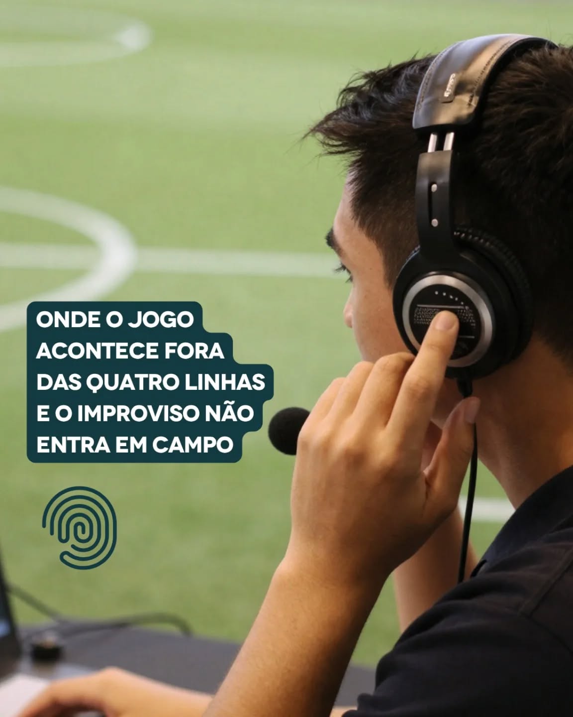 A Copa do Mundo é um dos maiores encontros internacionais do planeta. Em poucas semanas, reúne seleções, jornalistas, patrocinadores, dirigentes, autoridades, torcedores e profissionais de dezenas de países, todos falando idiomas diferentes e trazendo consigo culturas, hábitos e formas de comunicação distintas.

Quando pensamos na Copa, normalmente lembramos dos jogos, dos gols e das grandes estrelas em campo. Mas existe uma enorme estrutura funcionando nos bastidores para que toda essa engrenagem internacional opere sem ruídos. E é aí que entram os intérpretes de conferência.

Coletivas de imprensa, reuniões entre federações, encontros diplomáticos, negociações comerciais, eventos corporativos de patrocinadores e inúmeras outras atividades dependem de uma comunicação precisa para acontecer. É preciso compreender intenções, contexto, nuances culturais e garantir que a mensagem chegue ao outro lado exatamente como foi concebida.

Imagine, por exemplo, uma entrevista coletiva após uma partida decisiva. Um treinador faz uma análise técnica do jogo, usa expressões típicas do seu idioma, faz referências culturais e até utiliza humor para aliviar a tensão do momento. Uma tradução literal dificilmente conseguiria transmitir tudo isso ao público internacional. O papel do intérprete é justamente preservar o sentido da mensagem, o tom da fala e a intenção do entrevistado para que jornalistas do mundo inteiro recebam a mesma informação.

O mesmo acontece longe das câmeras. Patrocinadores negociam contratos, dirigentes discutem questões organizacionais, equipes médicas e técnicas trocam informações importantes e representantes de diferentes países trabalham juntos na realização do evento. Em todas essas situações, uma comunicação clara não é apenas desejável, ela é fundamental.