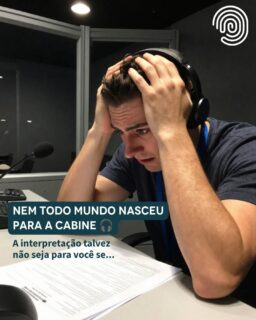 Muita gente imagina que ser intérprete de conferências significa apenas falar dois ou mais idiomas. Mas a verdade é que a profissão exige um conjunto de características que nem todo mundo possui - e tudo bem.
A interpretação talvez não seja para você se...

…você gosta de rotina.

Na vida de um intérprete, nenhum dia é igual ao outro. Nenhum evento é igual ao outro. Hoje você pode estar acompanhando uma conferência médica. Amanhã, um festival de cinema africano. Na semana seguinte, um congresso sobre energia eólica, moda ou agricultura.
Quem busca previsibilidade não vai se sentir confortável.

…você acha que já sabe o suficiente.

Os melhores intérpretes são justamente os que não param de aprender. A profissão exige curiosidade constante e humildade para reconhecer que sempre haverá um novo tema, uma nova terminologia ou um novo contexto para estudar.

…você não gosta de estudar.

Simples assim. Por trás de cada hora de interpretação existem muitas horas de preparação, pesquisa, leitura e construção de glossários. A cabine recompensa os curiosos.

…você gosta de controlar a situação.

O palestrante pode acelerar. O áudio pode não estar perfeito. Uma pergunta inesperada pode surgir. A interpretação exige adaptação constante e capacidade de tomar decisões em frações de segundo.

…você é excessivamente perfeccionista.

Parece contraditório, mas é verdade. O intérprete busca excelência, não perfeição. Em uma atividade realizada em tempo real, ficar preso à frase perfeita pode significar perder a próxima informação importante.

…você gosta de trabalhar sozinho.

Mesmo quando apenas uma voz está sendo ouvida pelo público, existe um trabalho de equipe acontecendo dentro da cabine. Os intérpretes se ajudam, compartilham informações, anotam termos e se apoiam mutuamente durante todo o evento.

…você não lida bem com pressão.

Porque haverá pressão. Às vezes o palestrante fala rápido. Às vezes o assunto é extremamente técnico. Às vezes as duas coisas acontecem ao mesmo tempo. E a interpretação tem que continuar.

A interpretação de conferências não é para qualquer um. Mas para quem gosta de aprender, se desafiar e construir pontes entre pessoas, poucas profissões são tã