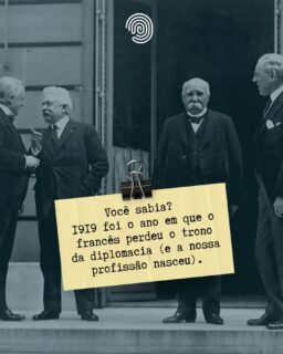 Houve um tempo em que as salas de negociação internacional eram silenciosas. Não se ouviam sussurros em cabines, não havia alternância de canais de áudio e ninguém esperava a sua vez para falar através de uma tradução consecutiva. Se você fosse um diplomata europeu até o início do século XX, você tinha que falar francês. Ponto final.
Desde o Tratado de Westfália, em 1648, o francês reinava absoluto como a língua franca da diplomacia global. Era o idioma da elegância, da precisão jurídica e das elites. Os tratados eram redigidos nele, os banquetes eram servidos nele e os acordos de paz eram selados sob suas regras gramaticais. Não existia a necessidade de intérpretes entre as nações da Europa porque falar francês era o pré-requisito básico para sentar-se à mesa.
Mas o mundo mudou drasticamente com a Primeira Guerra Mundial, e o ano de 1919 marcou o início de uma ruptura geopolítica e linguística sem volta.
Durante a Conferência de Paz de Paris, que deu origem ao Tratado de Versalhes, duas figuras centrais entraram em cena e se recusaram a negociar no idioma tradicional: o primeiro-ministro britânico, David Lloyd George, e o presidente americano, Woodrow Wilson. Nenhum dos dois dominava o francês com a fluência necessária para debater os rumos do pós-guerra. Pela primeira vez na história moderna, o inglês exigiu o seu espaço de igualdade na mesa diplomática.
O Tratado de Versalhes acabou sendo redigido em duas línguas. Mas como fazer com que líderes que não falavam o mesmo idioma debatessem cláusulas territoriais e econômicas milimétricas ao vivo?
Foi exatamente nessa brecha, nessa urgência histórica, que nasceu a profissão de intérprete de conferência. Pioneiros como Paul Mantoux e Jean Herbert foram arrancados de suas rotinas acadêmicas para atuar como pontes humanas.
A hegemonia do francês na diplomacia não morreu da noite para o dia, mas dividiu o trono. E foi dessa necessidade de gerenciar o multilinguismo e o poder de novas potências que a nossa carreira saiu dos bastidores informais para se transformar em uma ciência técnica e inegociável para a paz mundial.
#APIC #HistóriaDaTradução #InterpretaçãoDeConferência