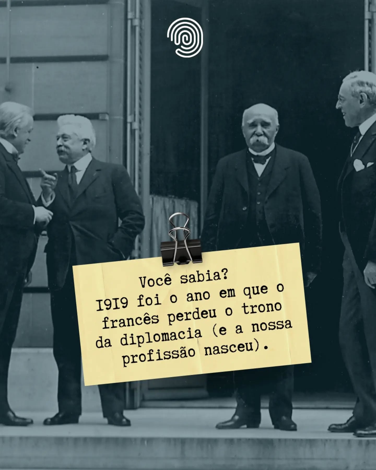Houve um tempo em que as salas de negociação internacional eram silenciosas. Não se ouviam sussurros em cabines, não havia alternância de canais de áudio e ninguém esperava a sua vez para falar através de uma tradução consecutiva. Se você fosse um diplomata europeu até o início do século XX, você tinha que falar francês. Ponto final.
Desde o Tratado de Westfália, em 1648, o francês reinava absoluto como a língua franca da diplomacia global. Era o idioma da elegância, da precisão jurídica e das elites. Os tratados eram redigidos nele, os banquetes eram servidos nele e os acordos de paz eram selados sob suas regras gramaticais. Não existia a necessidade de intérpretes entre as nações da Europa porque falar francês era o pré-requisito básico para sentar-se à mesa.
Mas o mundo mudou drasticamente com a Primeira Guerra Mundial, e o ano de 1919 marcou o início de uma ruptura geopolítica e linguística sem volta.
Durante a Conferência de Paz de Paris, que deu origem ao Tratado de Versalhes, duas figuras centrais entraram em cena e se recusaram a negociar no idioma tradicional: o primeiro-ministro britânico, David Lloyd George, e o presidente americano, Woodrow Wilson. Nenhum dos dois dominava o francês com a fluência necessária para debater os rumos do pós-guerra. Pela primeira vez na história moderna, o inglês exigiu o seu espaço de igualdade na mesa diplomática.
O Tratado de Versalhes acabou sendo redigido em duas línguas. Mas como fazer com que líderes que não falavam o mesmo idioma debatessem cláusulas territoriais e econômicas milimétricas ao vivo?
Foi exatamente nessa brecha, nessa urgência histórica, que nasceu a profissão de intérprete de conferência. Pioneiros como Paul Mantoux e Jean Herbert foram arrancados de suas rotinas acadêmicas para atuar como pontes humanas.
A hegemonia do francês na diplomacia não morreu da noite para o dia, mas dividiu o trono. E foi dessa necessidade de gerenciar o multilinguismo e o poder de novas potências que a nossa carreira saiu dos bastidores informais para se transformar em uma ciência técnica e inegociável para a paz mundial.
#APIC #HistóriaDaTradução #InterpretaçãoDeConferência