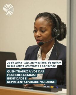 No dia 25 de julho, celebramos o Dia Internacional da Mulher Negra Latino-Americana e Caribenha. Para além das homenagens, esta data nos convida a refletir sobre um pilar fundamental da nossa profissão: quem está por trás do microfone quando vozes historicamente silenciadas ocupam os palcos do mundo?

A interpretação de conferência não acontece em um vácuo social. Quando ativistas, intelectuais, escritoras e líderes negras sobem às tribunas internacionais para falar sobre racismo estrutural, ancestralidade, interseccionalidade e dores coletivas, o trabalho da cabine ganha uma camada profunda de responsabilidade ética e cultural.

A tradução dessas vivências exige muito mais do que glossários técnicos: termos cunhados no seio dos movimentos sociais — como o conceito de escrevivência de Conceição Evaristo ou as intersecções de raça e gênero de Lélia Gonzalez — não encontram tradução literal automática em outros idiomas. O intérprete precisa compreender a profundidade histórica e política dessas palavras para não esvaziar o discurso.

Representatividade importa na escolha

Ter mulheres negras ocupando as cabines de grandes conferências de direitos humanos, ONU e fóruns globais garante que a sensibilidade, o lugar de fala e as nuances da linguagem antirracista sejam transmitidos com a precisão e o respeito que a mensagem exige. A voz que ressoa nos fones dos ouvintes carrega um peso. Quando a identidade de quem interpreta se alinha à urgência de quem fala, a ponte linguística se transforma em um ato de amplificação e justiça histórica.

Na APIC, compreendemos que o multilinguismo e a excelência profissional andam de mãos dadas com a diversidade. Interpretar é acolher a pluralidade do mundo e garantir que cada voz mantenha sua força, sua cor e sua verdade, não importa o idioma.

Neste julho, saudamos todas as tradutoras e intérpretes negras que, com sua técnica e sensibilidade, ajudam a verter a história de forma mais justa e inclusiva. 

#APIC #MulherNegraLatinoAmericana #Representatividade #InterpretaçãoDeConferência