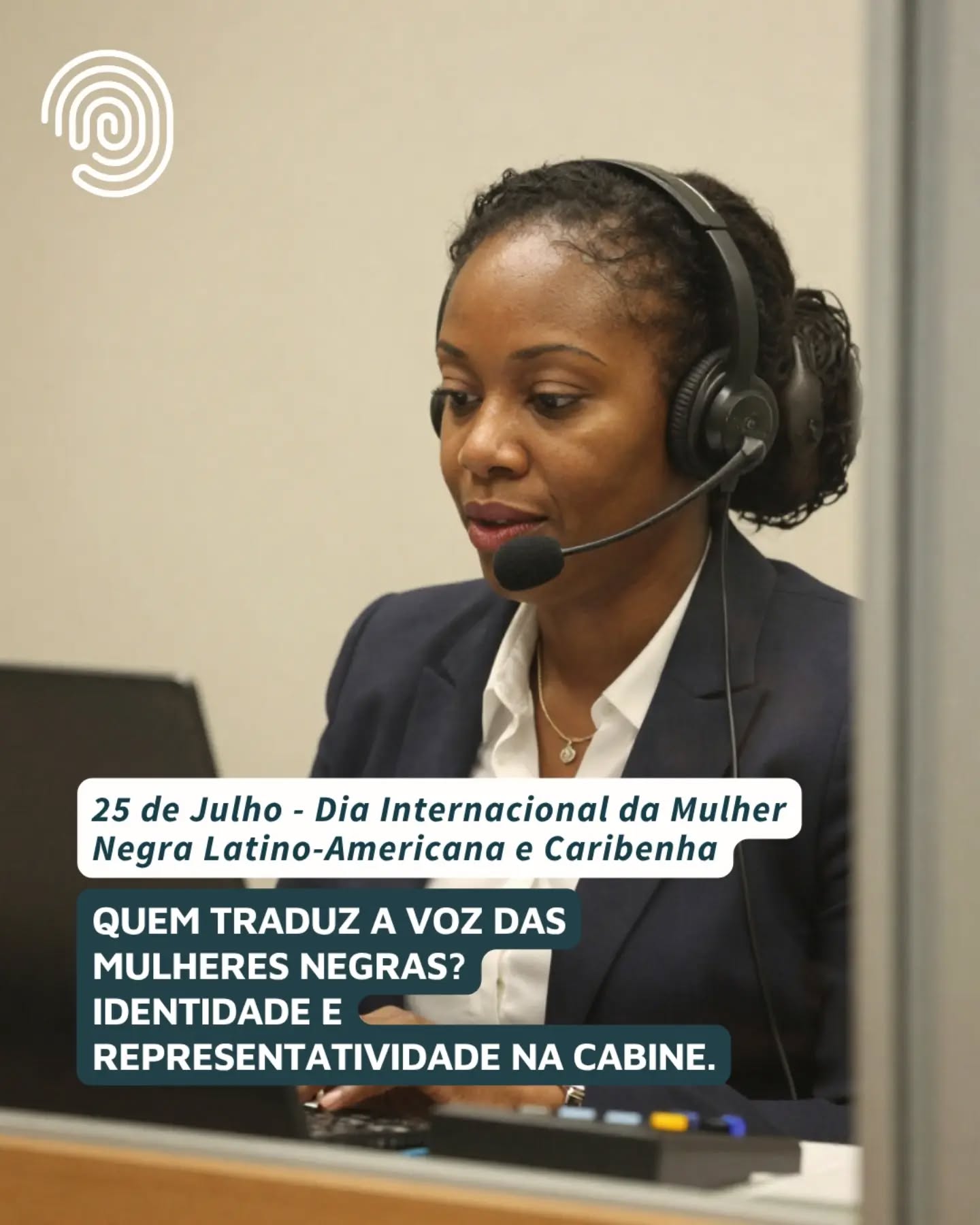 No dia 25 de julho, celebramos o Dia Internacional da Mulher Negra Latino-Americana e Caribenha. Para além das homenagens, esta data nos convida a refletir sobre um pilar fundamental da nossa profissão: quem está por trás do microfone quando vozes historicamente silenciadas ocupam os palcos do mundo?

A interpretação de conferência não acontece em um vácuo social. Quando ativistas, intelectuais, escritoras e líderes negras sobem às tribunas internacionais para falar sobre racismo estrutural, ancestralidade, interseccionalidade e dores coletivas, o trabalho da cabine ganha uma camada profunda de responsabilidade ética e cultural.

A tradução dessas vivências exige muito mais do que glossários técnicos: termos cunhados no seio dos movimentos sociais — como o conceito de escrevivência de Conceição Evaristo ou as intersecções de raça e gênero de Lélia Gonzalez — não encontram tradução literal automática em outros idiomas. O intérprete precisa compreender a profundidade histórica e política dessas palavras para não esvaziar o discurso.

Representatividade importa na escolha

Ter mulheres negras ocupando as cabines de grandes conferências de direitos humanos, ONU e fóruns globais garante que a sensibilidade, o lugar de fala e as nuances da linguagem antirracista sejam transmitidos com a precisão e o respeito que a mensagem exige. A voz que ressoa nos fones dos ouvintes carrega um peso. Quando a identidade de quem interpreta se alinha à urgência de quem fala, a ponte linguística se transforma em um ato de amplificação e justiça histórica.

Na APIC, compreendemos que o multilinguismo e a excelência profissional andam de mãos dadas com a diversidade. Interpretar é acolher a pluralidade do mundo e garantir que cada voz mantenha sua força, sua cor e sua verdade, não importa o idioma.

Neste julho, saudamos todas as tradutoras e intérpretes negras que, com sua técnica e sensibilidade, ajudam a verter a história de forma mais justa e inclusiva. 

#APIC #MulherNegraLatinoAmericana #Representatividade #InterpretaçãoDeConferência