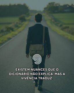 Qualquer pessoa que já tenha tentado traduzir uma piada, um trocadilho ou uma expressão idiomática ao pé da letra sabe que as línguas não funcionam como uma equação matemática, com correspondência perfeita entre os elementos. Se a tradução fosse apenas uma troca mecânica de vocábulos, os dicionários bastariam.

Mas a verdade é que a comunicação humana pulsa. Ela é feita de ironias sutis, contextos históricos, sotaques regionais e aquela escolha milimétrica de palavras que carrega um peso emocional imenso.

É exatamente aí que o papel do intérprete de conferência profissional se torna insubstituível.

Essa sensibilidade não se decora em listas de vocabulários; ela é lapidada com anos de experiência, imersão intelectual e, acima de tudo, vivência. É o repertório cultural do profissional que permite que ele encontre o equivalente perfeito para que a mensagem não seja apenas ouvida, mas verdadeiramente compreendida do outro lado.

No mercado global, robôs e glossários estáticos entregam palavras. O intérprete qualificado entrega a intenção, o tom e a alma do discurso.

#APIC #InterpretaçãoDeConferência #Linguística #CulturaELinguagem #InterpretarÉHumano