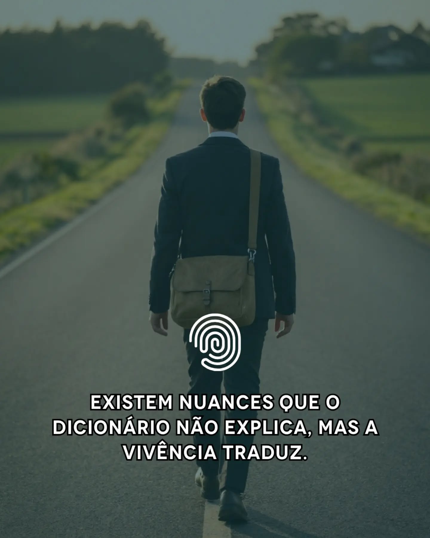 Qualquer pessoa que já tenha tentado traduzir uma piada, um trocadilho ou uma expressão idiomática ao pé da letra sabe que as línguas não funcionam como uma equação matemática, com correspondência perfeita entre os elementos. Se a tradução fosse apenas uma troca mecânica de vocábulos, os dicionários bastariam.

Mas a verdade é que a comunicação humana pulsa. Ela é feita de ironias sutis, contextos históricos, sotaques regionais e aquela escolha milimétrica de palavras que carrega um peso emocional imenso.

É exatamente aí que o papel do intérprete de conferência profissional se torna insubstituível.

Essa sensibilidade não se decora em listas de vocabulários; ela é lapidada com anos de experiência, imersão intelectual e, acima de tudo, vivência. É o repertório cultural do profissional que permite que ele encontre o equivalente perfeito para que a mensagem não seja apenas ouvida, mas verdadeiramente compreendida do outro lado.

No mercado global, robôs e glossários estáticos entregam palavras. O intérprete qualificado entrega a intenção, o tom e a alma do discurso.

#APIC #InterpretaçãoDeConferência #Linguística #CulturaELinguagem #InterpretarÉHumano