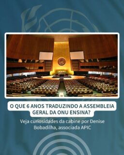Cobrir a Assembleia Geral da ONU (#UNGA) é uma das experiências mais intensas para um intérprete de conferência. Com a bagagem de seis anos traduzindo o evento na TV, a nossa associada Denise Bobadilha reuniu observações fascinantes sobre os bastidores dessa cobertura. Confira:

Todo mundo assiste ao discurso do Brasil (que abre a Reunião Geral todos os anos por tradição) e o dos EUA, que é o segundo por ser anfitrião da sede da ONU. Mas, nos demais, a plenária fica quase vazia, não por má vontade, mas porque a UNGA é feita de dezenas de outras reuniões com diplomatas e chefes de Estado.

O sistema da ONU transmite todos os discursos nos seis idiomas oficiais da organização (inglês, russo, francês, espanhol, mandarim e árabe) tanto no sistema interno, com receptores, como no site oficial.

A interpretação oficial é feita pelos intérpretes da ONU ou por intérpretes dos chefes de Estado (Lula, por exemplo, trabalha com o intérprete Sérgio Teixeira desde os anos 80).

Alguns chefes de Estado preferem discursar em inglês, caso de Volodymyr Zelenskyi (Ucrânia) e Benjamin Netanyahu (Israel), entre muitos outros. Mas, muitas vezes, sotaque e falta de fluência para dar cadência ao discurso tornam-no confuso. Minha opinião: melhor contar com o intérprete, como Lula e Milei fazem.

Como intérprete, eu fico abismada com o talento dos colegas na ONU que ouço no conforto do meu fone. Passam segurança, discurso bem construído, soluções idiomáticas. Percebo também que, em 90% das vezes, eles têm acesso ao discurso anteriormente e assim conseguem preparar uma interpretação impecável. Não é o nosso caso aqui, ou daqueles que traduzem para a imprensa em todo mundo, que têm de se virar ao vivo e sem ler antes (ossos do ofício e normal).

Às vezes ouço coisas que só a audição muito apurada do intérprete consegue perceber: um mexer na cadeira, um papel sendo movido, um gole de água, uma pausa quando o intérprete percebe que avançou num texto lido além do que estava sendo dito (com Irã, isso aconteceu muito) ou até um discreto suspiro pelo cansaço do esforço cognitivo extremo.

Valeu @denisebob por compartilhar sua expe