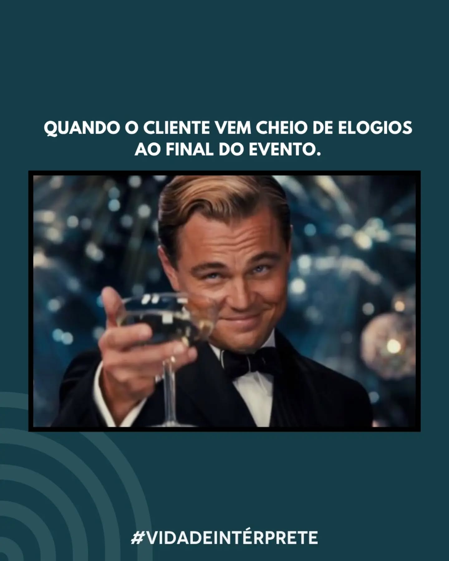 Aquele momento clássico em que a adrenalina finalmente baixa, o fone de ouvido sai e a alma volta para o corpo! 🥂 Ouvir o famoso "vocês salvaram o nosso evento, parecia que estavam lendo a mente do palestrante" faz cada hora de estudo de glossários, cada café tomado em níveis industriais e cada quase infarto com as piadas sem tradução literal valerem a pena. É a nossa hora de dar aquele sorriso de Gatsby, brindar mentalmente com a dupla de cabine e fingir costume, porque no fundo a gente sabe que entregou pura magia em forma de comunicação! 

#VidaDeIntérprete #InterpretaçãoDeConferência #BastidoresDaCabine
