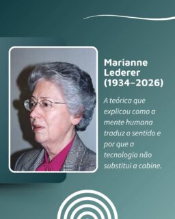 Fora do universo da linguagem, quase ninguém sabe quem ela foi. Mas para os intérpretes de conferência, a francesa Marianne Lederer (1934–2026) é uma figura tão fundamental quanto Celso Furtado para os economistas ou Rui Barbosa para os advogados. 

Em um belo texto publicado no LinkedIn, a nossa associada Beatriz Velloso homenageou Lederer, que faleceu este ano e foi coautora da célebre Théorie du Sens (Teoria Interpretativa da Tradução), desenvolvida no final dos anos 1960 ao lado de Danica Seleskovitch. A teoria revolucionou o nosso campo ao provar que interpretar não é apenas trocar palavras de um idioma para o outro, mas sim passar por três fases cognitivas: compreensão, desverbalização (o ato de se desapegar das palavras para reter apenas a representação mental do sentido) e reformulação. Tudo isso levando em conta o contexto, a intenção do orador, o estilo e o perfil da plateia.

Como ressaltou Beatriz em sua reflexão, esse processo descrito há quase 60 anos pelas pesquisadoras é justamente onde a inteligência artificial não consegue chegar: transportar o sentido humano. Entender frases isoladas ou calcular estatisticamente a palavra mais provável não substitui a compreensão das nuances, da cultura e das circunstâncias de um discurso.

Com uma trajetória genuinamente cosmopolita, Marianne Lederer nasceu na França, viveu na Áustria e na União Soviética, e passou longos períodos na Inglaterra e nos Estados Unidos. Foi intérprete de francês, alemão e inglês, além de professora universitária nas áreas de línguas estrangeiras, tradução e estudos tradutórios, uma das mentes que pavimentaram a formação da nossa profissão. Seu legado segue vivo em cada desverbalização que fazemos na cabine. 

📝 Texto e reflexão original de autoria da nossa associada @beatrizvelloso, adaptado com autorização para as redes da APIC.

#APIC #InterpretaçãoDeConferência #MarianneLederer