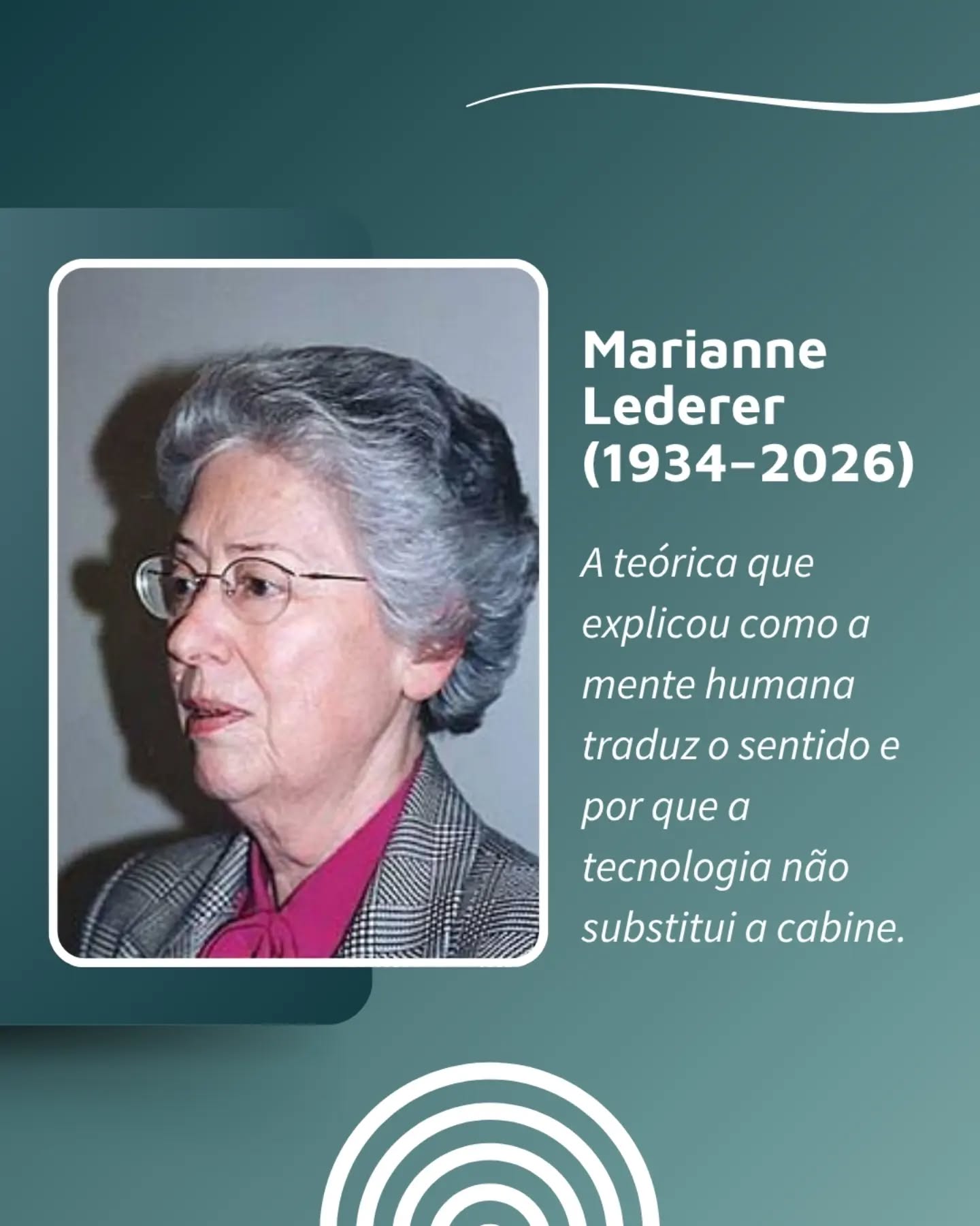 Fora do universo da linguagem, quase ninguém sabe quem ela foi. Mas para os intérpretes de conferência, a francesa Marianne Lederer (1934–2026) é uma figura tão fundamental quanto Celso Furtado para os economistas ou Rui Barbosa para os advogados. 

Em um belo texto publicado no LinkedIn, a nossa associada Beatriz Velloso homenageou Lederer, que faleceu este ano e foi coautora da célebre Théorie du Sens (Teoria Interpretativa da Tradução), desenvolvida no final dos anos 1960 ao lado de Danica Seleskovitch. A teoria revolucionou o nosso campo ao provar que interpretar não é apenas trocar palavras de um idioma para o outro, mas sim passar por três fases cognitivas: compreensão, desverbalização (o ato de se desapegar das palavras para reter apenas a representação mental do sentido) e reformulação. Tudo isso levando em conta o contexto, a intenção do orador, o estilo e o perfil da plateia.

Como ressaltou Beatriz em sua reflexão, esse processo descrito há quase 60 anos pelas pesquisadoras é justamente onde a inteligência artificial não consegue chegar: transportar o sentido humano. Entender frases isoladas ou calcular estatisticamente a palavra mais provável não substitui a compreensão das nuances, da cultura e das circunstâncias de um discurso.

Com uma trajetória genuinamente cosmopolita, Marianne Lederer nasceu na França, viveu na Áustria e na União Soviética, e passou longos períodos na Inglaterra e nos Estados Unidos. Foi intérprete de francês, alemão e inglês, além de professora universitária nas áreas de línguas estrangeiras, tradução e estudos tradutórios, uma das mentes que pavimentaram a formação da nossa profissão. Seu legado segue vivo em cada desverbalização que fazemos na cabine. 

📝 Texto e reflexão original de autoria da nossa associada @beatrizvelloso, adaptado com autorização para as redes da APIC.

#APIC #InterpretaçãoDeConferência #MarianneLederer