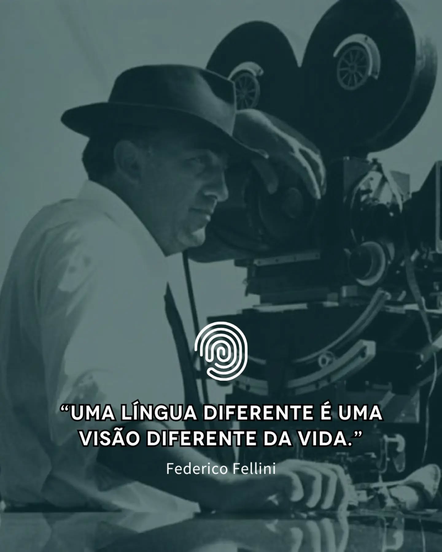 Assim como um grande diretor escolhe a lente, o ângulo e a luz para contar uma história, cada idioma enxerga a realidade sob uma perspectiva única. 

A célebre frase do cineasta italiano Federico Fellini resume com perfeição o que vivemos diariamente na cabine: "Uma língua diferente é uma visão diferente da vida."

Aprender e dominar um idioma vai muito além de decorar regras gramaticais ou traduzir palavras equivalentes. É compreender a bagagem cultural, o humor, os silêncios e a sensibilidade de um povo.

Como intérpretes de conferência, nosso papel é justamente decodificar essa "visão de vida" em tempo real, permitindo que públicos de diferentes origens não apenas ouçam a tradução das palavras, mas sintam a verdadeira essência da mensagem. 

E para você, qual idioma abriu a lente mais surpreendente sobre o mundo? Conta para a gente nos comentários! 👇