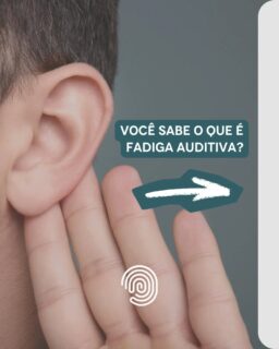 Se o ouvido é a principal ferramenta de trabalho de um intérprete, quando foi a última vez que você deu um descanso verdadeiro para o seu? 

🎧 No calor da cabine, a nossa audição não é apenas um sentido passivo, mas um canal de processamento cognitivo de altíssima intensidade. Ficar exposto por horas a diferentes frequências de voz, ruídos de equipamentos eletrônicos e à própria pressão do ambiente pode sobrecarregar esse sistema, gerando a chamada fadiga auditiva: um desgaste silencioso que afeta diretamente o nosso desempenho e bem-estar. Arraste para o lado para entender os sinais de alerta que o seu corpo envia, as consequências na sua rotina e as melhores formas de proteger o seu maior ativo profissional!

É intérprete de conferências? Saiba como fazer parte da APIC: https://apic.org.br/pt/associar-se/ 

#FadigaAuditiva #Intérpretes #Intérprete #InterpretaçãoDeConferência