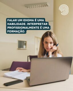 Dominar um segundo idioma é uma habilidade valiosa, mas é apenas o primeiro de muitos passos para se tornar intérprete profissional. A interpretação de conferência exige um conjunto de competências que vai além do bilinguismo.
Num curso de formação, o futuro intérprete aprende técnicas de simultânea e consecutiva, desenvolve estratégias de preparação, amplia o repertório linguístico e cultural e aprende a lidar com terminologia especializada, diferentes sotaques, velocidade de fala e situações de pressão.
Na prática, a diferença entre quem fala duas línguas e quem passou por uma boa formação profissional fica clara na cabine:
- Gestão de imprevistos e décalage: O bilíngue costuma travar ao tentar traduzir palavra por palavra; o intérprete formado domina o tempo de espera (décalage), analisa o contexto e usa a paráfrase com elegância, sem interromper o fluxo da fala.
- Controle de voz e escuta sintética: A formação ensina a técnica da escuta e fala simultâneas sem fadiga vocal, mantendo a entonação neutra, profissional e agradável para quem ouve o dia todo no fone.
- Pesquisa e preparação relâmpago: Enquanto o leigo depende do vocabulário geral, o profissional sabe construir glossários altamente especializados em poucas horas para encarar eventos de cardiologia, inteligência artificial ou direito tributário.
Além do salto de qualidade técnica, os cursos de formação cumprem dois papéis decisivos na carreira:
Networking estratégico: É na sala de aula que se formam as duplas de cabine, as parcerias de trabalho e as conexões com professores que já são referências no mercado. Grande parte das primeiras indicações profissionais nasce justamente durante a formação.
Credibilidade e chancela no mercado: Para contratantes, agências e organizadores de eventos, a formação estruturada é a maior garantia de rigor ético e sigilo. O certificado transmite a segurança de que aquele profissional sabe agir sob pressão e respeita os padrões da categoria.
E existe ainda uma dimensão que vai além da técnica: a responsabilidade e consciência do papel que o intérprete desempenha na comunicação entre