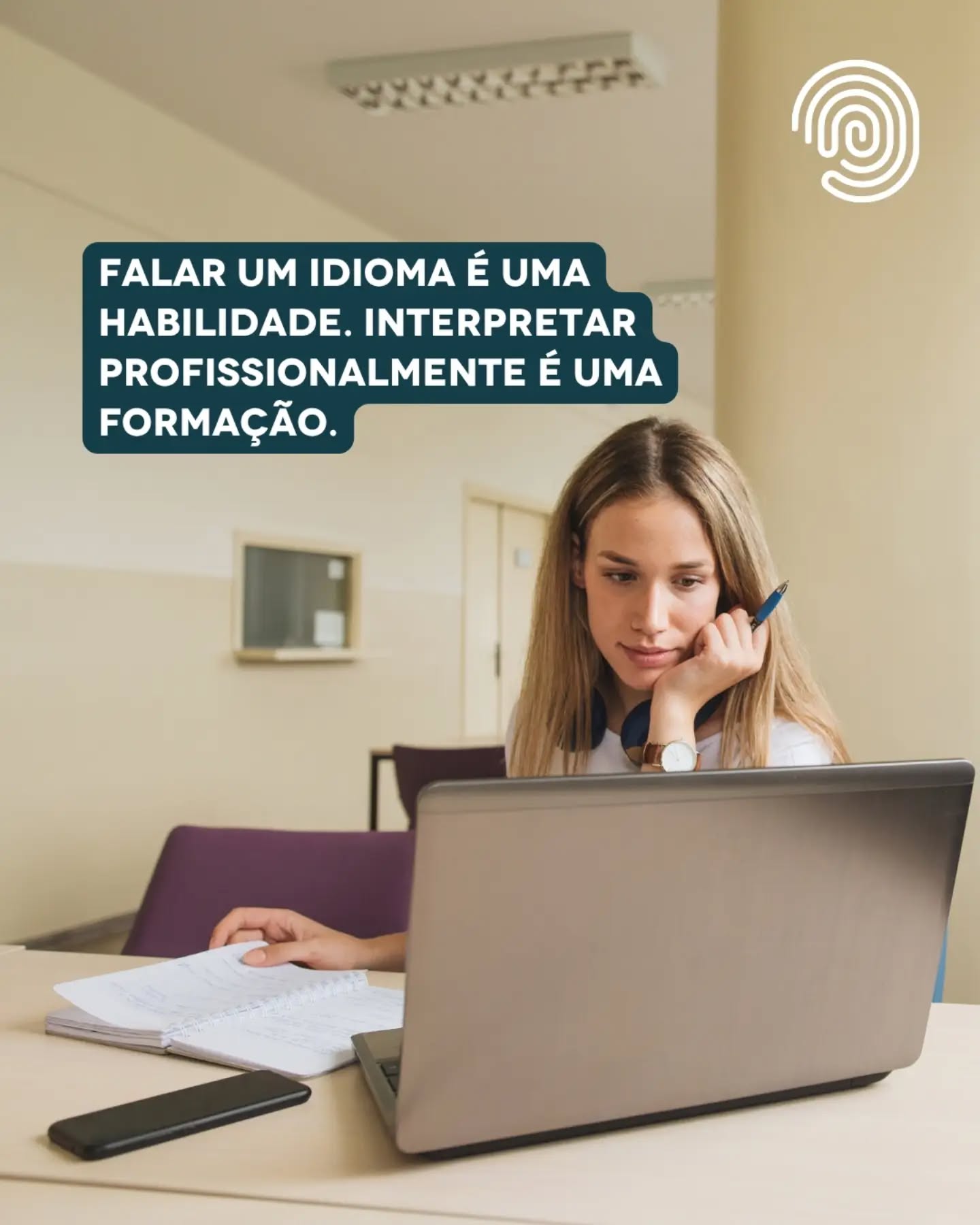 Dominar um segundo idioma é uma habilidade valiosa, mas é apenas o primeiro de muitos passos para se tornar intérprete profissional. A interpretação de conferência exige um conjunto de competências que vai além do bilinguismo.
Num curso de formação, o futuro intérprete aprende técnicas de simultânea e consecutiva, desenvolve estratégias de preparação, amplia o repertório linguístico e cultural e aprende a lidar com terminologia especializada, diferentes sotaques, velocidade de fala e situações de pressão.
Na prática, a diferença entre quem fala duas línguas e quem passou por uma boa formação profissional fica clara na cabine:
- Gestão de imprevistos e décalage: O bilíngue costuma travar ao tentar traduzir palavra por palavra; o intérprete formado domina o tempo de espera (décalage), analisa o contexto e usa a paráfrase com elegância, sem interromper o fluxo da fala.
- Controle de voz e escuta sintética: A formação ensina a técnica da escuta e fala simultâneas sem fadiga vocal, mantendo a entonação neutra, profissional e agradável para quem ouve o dia todo no fone.
- Pesquisa e preparação relâmpago: Enquanto o leigo depende do vocabulário geral, o profissional sabe construir glossários altamente especializados em poucas horas para encarar eventos de cardiologia, inteligência artificial ou direito tributário.
Além do salto de qualidade técnica, os cursos de formação cumprem dois papéis decisivos na carreira:
Networking estratégico: É na sala de aula que se formam as duplas de cabine, as parcerias de trabalho e as conexões com professores que já são referências no mercado. Grande parte das primeiras indicações profissionais nasce justamente durante a formação.
Credibilidade e chancela no mercado: Para contratantes, agências e organizadores de eventos, a formação estruturada é a maior garantia de rigor ético e sigilo. O certificado transmite a segurança de que aquele profissional sabe agir sob pressão e respeita os padrões da categoria.
E existe ainda uma dimensão que vai além da técnica: a responsabilidade e consciência do papel que o intérprete desempenha na comunicação entre
