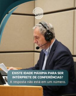 Se a experiência traz bagagem, o tempo no mercado traz mestria. É muito comum encontrarmos colegas em pleno exercício da profissão aos 70, 80 anos ou mais, atuando com a mesma acuidade, rapidez de raciocínio e elegância de sempre. Mas o que explica essa longevidade tão marcante na nossa categoria?

Será que a prática dos idiomas funciona como um "escudo" para o cérebro? A ciência diz que sim.

O cérebro bilíngue e a reserva cognitiva

Estudos da neurociência mostram que gerenciar dois ou mais idiomas exige um treino constante de funções executivas: atenção seletiva, inibição de distrações e alternância rápida de tarefas. Na interpretação simultânea, esse exercício é elevado à máxima potência, fortalecendo a chamada reserva cognitiva: a capacidade do cérebro de criar rotas alternativas e se manter plástico e saudável por mais tempo.

O estudo contínuo como hábito de vida

Intérpretes nunca param de estudar. A cada evento, mergulhamos em um universo novo: medicina, tecnologia, agronegócio, direito. Essa curiosidade intelectual compulsória e a aprendizagem permanente alimentam a neuroplasticidade, mantendo a mente ativa e afiada.

A interpretação de conferência nos prova diariamente que o cérebro não tem "data de validade" quando é constantemente desafiado. Enquanto houver paixão pela comunicação e rigor técnico, a cabine continuará sendo espaço de excelência em todas as idades. 

Por isso, talvez a pergunta mais interessante não seja: “com que idade um intérprete deve parar?”
E sim: “por quanto tempo ele continua querendo aprender, se preparar e fazer um bom trabalho?”

Você conhece ou já dividiu a cabine com algum colega sênior que é uma verdadeira inspiração? Conte aqui nos comentários! 👇

Precisa de um intérprete de conferências? Consulte o diretório de profissionais da APIC: https://apic.org.br/pt/interpretes/

#APIC #InterpretaçãoDeConferência #ReservaCognitiva #NeurociênciaELinguagem