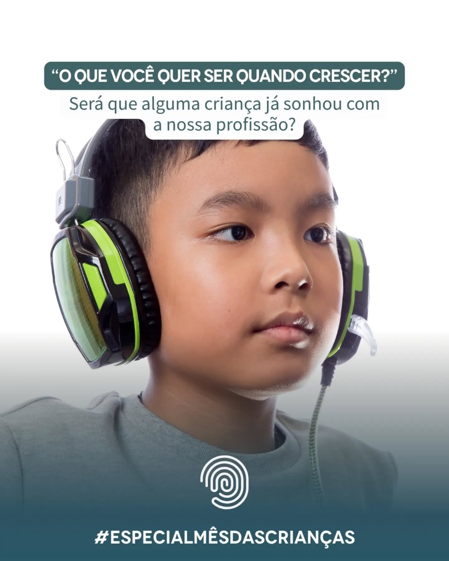 Como explicar a mágica da nossa profissão para os pequenos? 

No Mês das Crianças, a gente parou para pensar: se você tivesse que explicar o que faz um intérprete de conferência para uma criança, como seria? E mais: como você apresentaria esse universo para despertar o encanto de quem está descobrindo o mundo?

Poderíamos dizer que ser intérprete é quase como ter um superpoder de camaleão! 

É a chance de viajar por muitos lugares, conhecer pessoas do mundo inteiro e, o mais fascinante de tudo, "brincar" de ter dezenas de profissões diferentes:

- Num dia, você veste a mente de um médico e ajuda a salvar vidas ao conectar grandes cientistas.

- No outro, vira um engenheiro descobrindo como se constroem pontes e foguetes.

- Na semana seguinte, é a voz de um atleta campeão, de um escritor famoso ou até de um chef de cozinha!

Ser intérprete é viver com a curiosidade de uma criança para sempre, descobrindo como o mundo funciona por dentro a cada novo evento. Será que tem algum pequeno por aí que, ao ver esse "superpoder" em ação, também já sonhou em subir na cabine quando crescer?

#Interpretação #Intérprete #ProfissãoIntérprete 