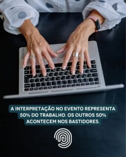 O que você vê na cabine é apenas metade da história!

Para quem acompanha um evento de fora, o trabalho do intérprete de conferências parece começar e terminar quando o microfone é ligado e depois desligado. Mas a verdade é que a interpretação ao vivo representa cerca de 50% da nossa jornada de trabalho.

A outra metade acontece nos bastidores, em uma rotina intensa de preparação, gestão e desenvolvimento profissional contínuo.

Confira o que preenche os nossos dias fora da cabine:

Estudo e preparação minuciosa: horas (ou dias!) dedicadas à pesquisa de glossários, leitura de artigos técnicos e estudo aprofundado dos temas de cada palestra antes de entrar no evento.

Administração comercial e atendimento: responder e-mails, analisar demandas, elaborar e enviar orçamentos detalhados para os clientes, preparar contratos e acompanhar os pedidos recebidos.

Alinhamento estratégico: reuniões online e telefonemas com clientes e organizadores para definir logística, verificar materiais de estudo e entender as particularidades do projeto.

Presença digital: atualização constante de site, portfólio e redes sociais para compartilhar conhecimento e manter a visibilidade do mercado.

Networking e eventos: participação em encontros do setor, congressos e eventos para fortalecer parcerias, trocar experiências com colegas e acompanhar as tendências da profissão.

Aprimoramento contínuo: cursos de atualização e leitura constante para manter a agilidade mental e o vocabulário afiados.

Ser intérprete de conferências é equilibrar o alto desempenho técnico na cabine com a gestão completa de uma carreira autônoma de excelência! 

#APIC #InterpretaçãoDeConferências #VidaDeIntérprete #BastidoresDaCabine