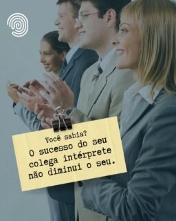 O mercado de interpretação de conferências é dinâmico, desafiador e repleto de espaço para profissionais talentosos, dedicados e preparados.

Lidamos frequentemente com autoridades, temas de altíssima relevância e palcos de destaque. Com isso, é fácil deixar o ego inflar e a vaidade assumir o controle. No entanto, fazer uma autoanálise constante e manter a humildade é o que sustenta nossa trajetória a longo prazo. O foco deve estar sempre no papel fundamental: servir como ponte para que a comunicação aconteça.

Na cabine — e fora dela —, a verdadeira prosperidade vem da colaboração. 

Quando um colega conquista um grande cliente, lidera uma conferência internacional ou alcança um novo marco na carreira, toda a categoria ganha visibilidade e valorização.

O sucesso de quem trabalha ao seu lado não divide oportunidades; ele multiplica referências, eleva o padrão do mercado e abre caminhos para todos nós.

Celebrar as conquistas dos pares é cultivar um ecossistema mais saudável, ético e acolhedor. Afinal, a nossa profissão se constrói em parceria: com a dupla na cabine, no apoio técnico e na construção diária do respeito pela nossa voz.