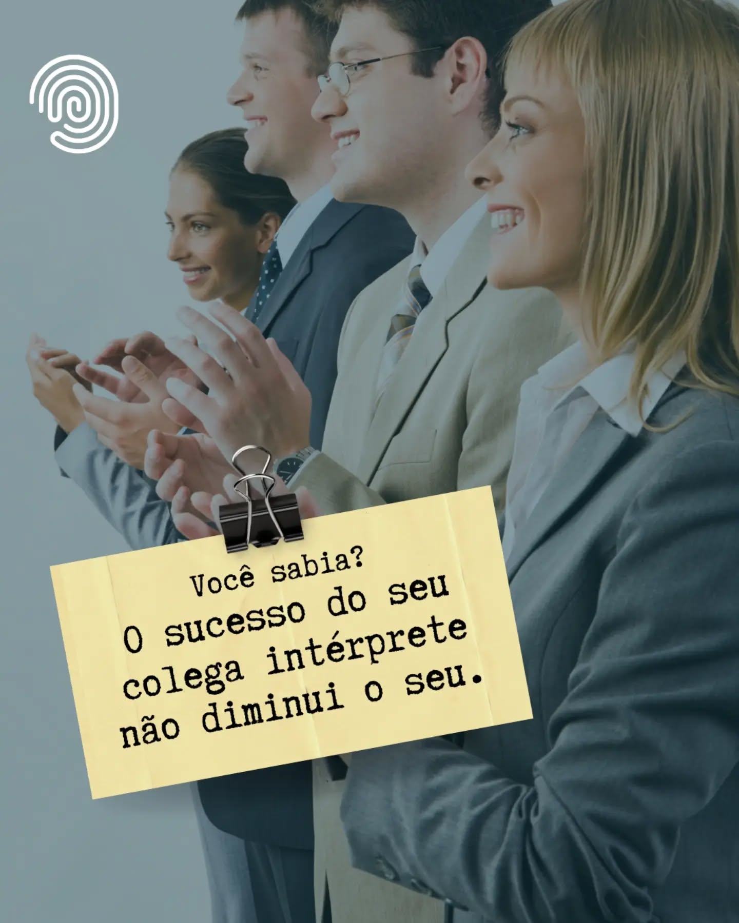 O mercado de interpretação de conferências é dinâmico, desafiador e repleto de espaço para profissionais talentosos, dedicados e preparados.

Lidamos frequentemente com autoridades, temas de altíssima relevância e palcos de destaque. Com isso, é fácil deixar o ego inflar e a vaidade assumir o controle. No entanto, fazer uma autoanálise constante e manter a humildade é o que sustenta nossa trajetória a longo prazo. O foco deve estar sempre no papel fundamental: servir como ponte para que a comunicação aconteça.

Na cabine — e fora dela —, a verdadeira prosperidade vem da colaboração. 

Quando um colega conquista um grande cliente, lidera uma conferência internacional ou alcança um novo marco na carreira, toda a categoria ganha visibilidade e valorização.

O sucesso de quem trabalha ao seu lado não divide oportunidades; ele multiplica referências, eleva o padrão do mercado e abre caminhos para todos nós.

Celebrar as conquistas dos pares é cultivar um ecossistema mais saudável, ético e acolhedor. Afinal, a nossa profissão se constrói em parceria: com a dupla na cabine, no apoio técnico e na construção diária do respeito pela nossa voz.