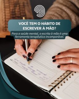 Uma descoberta recente confirmou o que a intuição e a prática já nos mostravam: escrever à mão ativa conexões neurais muito mais complexas e benéficas para o cérebro do que digitar.

Estudos conduzidos por pesquisadores da Universidade de Ciência e Tecnologia da Noruega (NTNU) revelaram que o ato de deslizar a caneta pelo papel aciona padrões de conectividade neural em larga escala. Quando escrevemos, o cérebro integra áreas visuais, motoras e de memória de forma simultânea. Essa sinfonia de impulsos elétricos não apenas consolida o aprendizado, mas atua diretamente na saúde mental e na regulação emocional.

Abaixo estão os principais motivos pelos quais a escrita é vital para a mente:

O movimento sensório-motor fino necessário para desenhar cada letra individualmente exige atenção do cérebro. Diferente da digitação — que envolve um toque mecânico e repetitivo em teclas idênticas —, a escrita à mão cria traços de memória únicos, estimulando a neuroplasticidade.

O ritmo da caneta é naturalmente mais lento do que a velocidade dos nossos pensamentos ou do teclado. Essa "desaceleração forçada" acalma o sistema nervoso, permitindo que a mente processe sentimentos complexos e elabore ideias caóticas com maior clareza.

Trocar o ambiente digital pelo papel oferece uma pausa imediata do estímulo constante das telas, notificações e luz azul. Esse momento de presença tátil atua como uma âncora de mindfulness, reduzindo a ansiedade e o estresse.

A conectividade cerebral gerada ao escrever à mão prepara a mente para reter informações por mais tempo e resolver problemas com maior criatividade, funcionando como um exercício ativo de fortalecimento cognitivo.

Enquanto a digitação serve para a agilidade e a produtividade no trabalho, a escrita à mão continua sendo o caminho mais eficiente para a introspecção, a aprendizagem profunda e o equilíbrio mental.

fonte: https://oglobo.globo.com/
