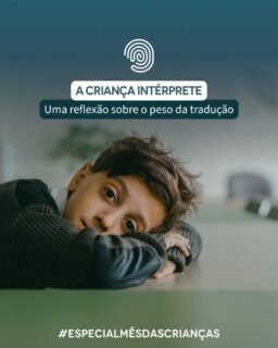 O papel de um intérprete é crucial em diversas situações, facilitando a comunicação entre pessoas que falam línguas diferentes. No entanto, quando essa responsabilidade recai sobre os filhos de pais imigrantes, a situação se torna complexa e delicada. Muitas vezes, as crianças se veem em uma posição adulta, tendo que lidar com assuntos sérios e complexos que ultrapassam sua compreensão e a maturidade. (Lembra quando a gente divulgou o documentário “Translators” por aqui? Trata desse tema e está disponível no YouTube).

A infância é uma fase delicada e crucial na vida de qualquer indivíduo. Nesse período, há constante desenvolvimento físico, emocional e cognitivo, com absorção de informações e experiências que vão determinar a personalidade e visão de mundo.

Quando uma criança atua como intérprete em situações que envolvem temas sensíveis, o peso dessa responsabilidade pode ser ainda maior. A exposição a situações traumáticas ou perturbadoras pode ter um impacto significativo na saúde mental e bem-estar emocional da criança-intérprete.

É importante que a criança se sinta segura e amparada, e que tenha espaço para expressar suas emoções e dúvidas.

Além disso, é essencial que os adultos envolvidos tenham consciência do impacto que a interpretação pode ter na vida da criança e busquem alternativas para protegê-la.

O impacto emocional e psicológico

- O peso da responsabilidade pela comunicação da família pode gerar estresse e ansiedade nas crianças.

- Assuntos como saúde, finanças e questões jurídicas podem ser complexos e difíceis de entender, mesmo para adultos. As crianças podem ter dificuldade em processar essas informações e transmiti-las de forma precisa.

- A necessidade de atuar como intérprete pode limitar a participação da criança em atividades sociais e escolares, pois ela precisa estar sempre disponível para ajudar a família.

- Os filhos podem se sentir divididos entre os pais e os outros membros da família, buscando equilibrar as necessidades de todos.

- O estresse e a ansiedade causados por essa situação podem levar a problemas de saúde mental, como depressão e ansiedade.

- A sobrecarga de responsabilidades pode afetar o desempenho escolar.