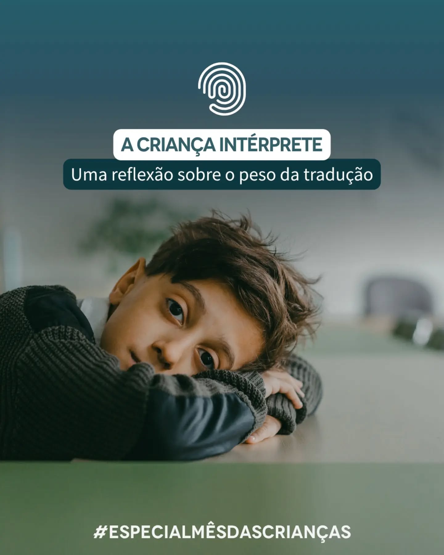 O papel de um intérprete é crucial em diversas situações, facilitando a comunicação entre pessoas que falam línguas diferentes. No entanto, quando essa responsabilidade recai sobre os filhos de pais imigrantes, a situação se torna complexa e delicada. Muitas vezes, as crianças se veem em uma posição adulta, tendo que lidar com assuntos sérios e complexos que ultrapassam sua compreensão e a maturidade. (Lembra quando a gente divulgou o documentário “Translators” por aqui? Trata desse tema e está disponível no YouTube).

A infância é uma fase delicada e crucial na vida de qualquer indivíduo. Nesse período, há constante desenvolvimento físico, emocional e cognitivo, com absorção de informações e experiências que vão determinar a personalidade e visão de mundo.

Quando uma criança atua como intérprete em situações que envolvem temas sensíveis, o peso dessa responsabilidade pode ser ainda maior. A exposição a situações traumáticas ou perturbadoras pode ter um impacto significativo na saúde mental e bem-estar emocional da criança-intérprete.

É importante que a criança se sinta segura e amparada, e que tenha espaço para expressar suas emoções e dúvidas.

Além disso, é essencial que os adultos envolvidos tenham consciência do impacto que a interpretação pode ter na vida da criança e busquem alternativas para protegê-la.

O impacto emocional e psicológico

- O peso da responsabilidade pela comunicação da família pode gerar estresse e ansiedade nas crianças.

- Assuntos como saúde, finanças e questões jurídicas podem ser complexos e difíceis de entender, mesmo para adultos. As crianças podem ter dificuldade em processar essas informações e transmiti-las de forma precisa.

- A necessidade de atuar como intérprete pode limitar a participação da criança em atividades sociais e escolares, pois ela precisa estar sempre disponível para ajudar a família.

- Os filhos podem se sentir divididos entre os pais e os outros membros da família, buscando equilibrar as necessidades de todos.

- O estresse e a ansiedade causados por essa situação podem levar a problemas de saúde mental, como depressão e ansiedade.

- A sobrecarga de responsabilidades pode afetar o desempenho escolar.
